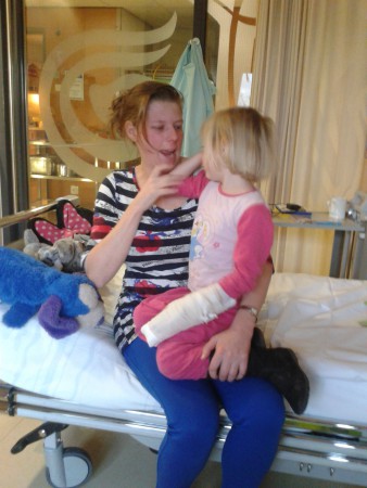 Even lachen en knuffen met mama